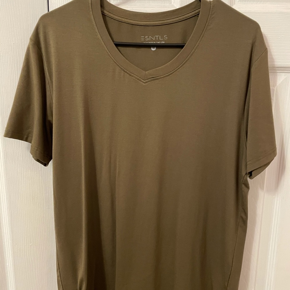 Med Estnls V-neck Tee
